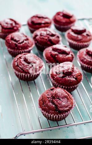 Cupcake di velluto rosso su una rastrelliera metallica Foto Stock