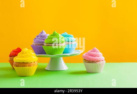 Tortine arcobaleno sul piedistallo Foto Stock