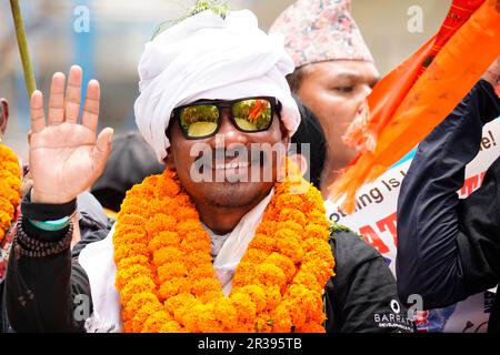 Kathmandu, Nepal. 23rd maggio, 2023. Hari Budha Magar, un ex caporale nel reggimento di Gurkha dell'esercito britannico che ha perso entrambe le gambe in un'esplosione in Afganistan gesti al suo ritorno dopo aver fatto la storia scalando la cima più alta del mondo del Monte Everest all'aeroporto internazionale di Tribhuvan a Kathmandu, Nepal martedì 23 maggio 2023. (Credit Image: © Skanda Gautam/ZUMA Press Wire) SOLO PER USO EDITORIALE! Non per USO commerciale! Credit: ZUMA Press, Inc./Alamy Live News Foto Stock