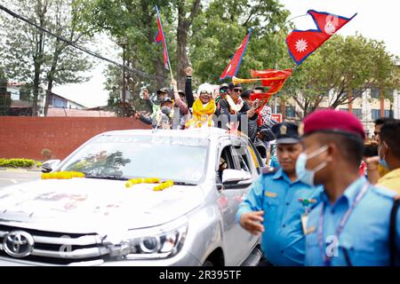 Kathmandu, Nepal. 23rd maggio, 2023. Hari Budha Magar, un ex caporale nel reggimento Gurkha dell'esercito britannico che ha perso entrambe le gambe in un'esplosione in Afghanistan celebra con i membri della famiglia dopo aver fatto la storia scalando la cima più alta del mondo del Monte Everest all'aeroporto internazionale di Tribhuvan a Kathmandu, Nepal martedì 23 maggio 2023. (Credit Image: © Skanda Gautam/ZUMA Press Wire) SOLO PER USO EDITORIALE! Non per USO commerciale! Credit: ZUMA Press, Inc./Alamy Live News Foto Stock