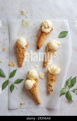 Gelato al limone e al fiore di sambuco in coni fatti in casa Foto Stock