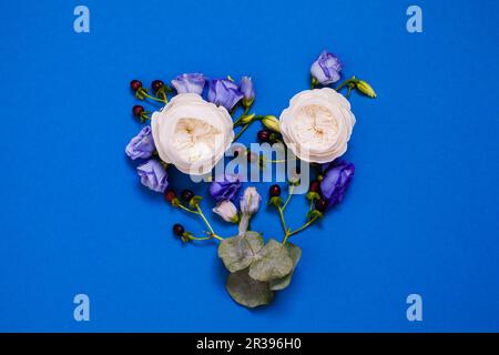 Vista dall'alto di fiori minimalisti composizione a forma di cuore Foto Stock