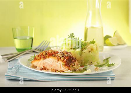 Salmone gratinato con una crosta di prezzemolo parmigiano, spinaci e patate al cumino Foto Stock