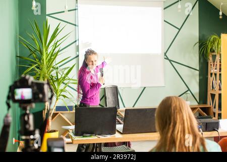 Altoparlante e permanente di impartire lezioni sulla conferenza di lavoro nella sala riunioni Foto Stock
