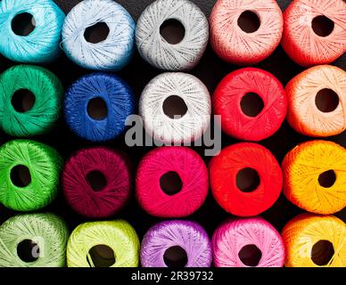 Filo arcobaleno per maglieria. Matasse di filato. Foto Stock