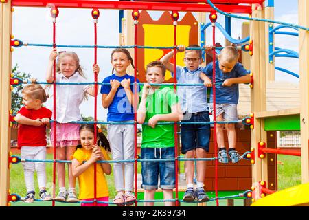 Foto degli amici in piedi sulla rete di corda Foto Stock