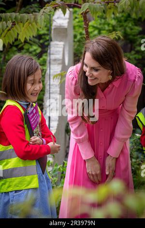 Londra, Regno Unito. 22nd maggio, 2023. HRH Princess of Wales visita i giardini al 2023 RHS Chelsea Flower Show. Ha chiacchierato con i progettisti del giardino, ha pranzato con alcuni pensionati di Chelsea ed ha interagito con i gruppi dei bambini della scuola su ciascuno dei giardini di esposizione. Ha apprezzato molto la visita e ha attirato una grande folla di visitatori e fotografi. Credit: David Betteridge/Alamy Live News Foto Stock