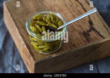 Capperi di aglio selvatico in un vaso Foto Stock