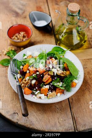 Insalata di patate dolci con verdure e formaggio di capra Foto Stock