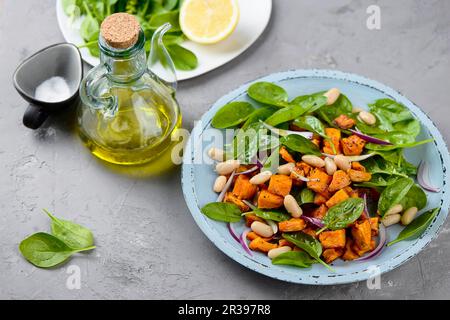 Insalata di patate dolci con fagioli bianchi e spinaci Foto Stock