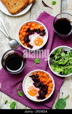 Barbabietola patate dolci uova cotte su sfondo di legno Foto Stock