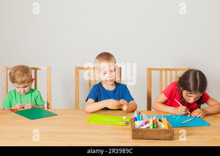 I bambini creativi si modellano con l'argilla modellante colorata Foto Stock
