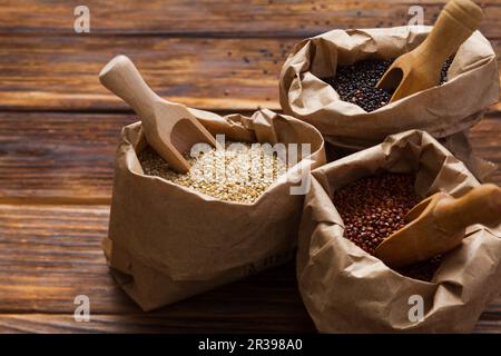 Primo piano di sacchetti di carta con quinoa bianche, rosse e nere Foto Stock