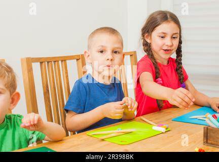 I bambini creativi si divertono insieme con l'argilla modellante colorata Foto Stock