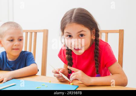 Fratello e sorella che si divertono insieme a modellare l'argilla Foto Stock