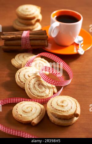 Rotoli di cannella di Natale Foto Stock