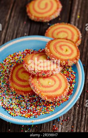 Biscotti a spirale natalizi con spolverini di zucchero colorati Foto Stock