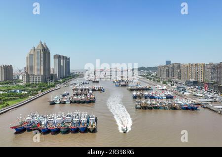 ZHOUSHAN, CINA - 23 MAGGIO 2023 - gli agenti di polizia di polizia pattugliano i porti di pesca e le acque nella loro giurisdizione da motoscafo il 23 maggio 2023, i Foto Stock