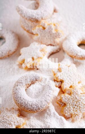 Biscotti di mezzaluna alla vaniglia e stelle di mandorla shortbread in zucchero a velo Foto Stock