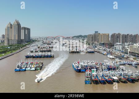 ZHOUSHAN, CINA - 23 MAGGIO 2023 - gli agenti di polizia di polizia pattugliano i porti di pesca e le acque nella loro giurisdizione da motoscafo il 23 maggio 2023, i Foto Stock