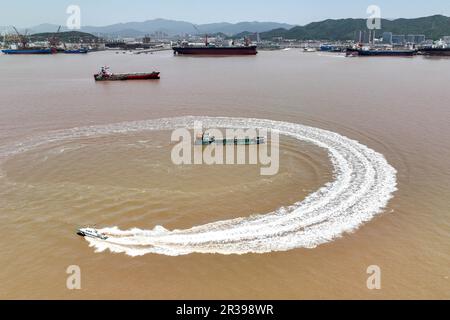 ZHOUSHAN, CINA - 23 MAGGIO 2023 - gli agenti di polizia di polizia pattugliano i porti di pesca e le acque nella loro giurisdizione da motoscafo il 23 maggio 2023, i Foto Stock