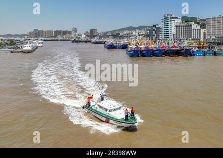 ZHOUSHAN, CINA - 23 MAGGIO 2023 - gli agenti di polizia di polizia pattugliano i porti di pesca e le acque nella loro giurisdizione da motoscafo il 23 maggio 2023, i Foto Stock