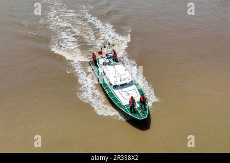 ZHOUSHAN, CINA - 23 MAGGIO 2023 - gli agenti di polizia di polizia pattugliano i porti di pesca e le acque nella loro giurisdizione da motoscafo il 23 maggio 2023, i Foto Stock