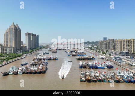 ZHOUSHAN, CINA - 23 MAGGIO 2023 - gli agenti di polizia di polizia pattugliano i porti di pesca e le acque nella loro giurisdizione da motoscafo il 23 maggio 2023, i Foto Stock