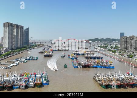 ZHOUSHAN, CINA - 23 MAGGIO 2023 - gli agenti di polizia di polizia pattugliano i porti di pesca e le acque nella loro giurisdizione da motoscafo il 23 maggio 2023, i Foto Stock