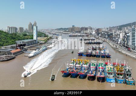 ZHOUSHAN, CINA - 23 MAGGIO 2023 - gli agenti di polizia di polizia pattugliano i porti di pesca e le acque nella loro giurisdizione da motoscafo il 23 maggio 2023, i Foto Stock