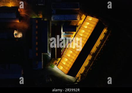 vista notturna aerea della casetta delle mucche della fattoria, con una splendida vista sui droni delle mucche Foto Stock