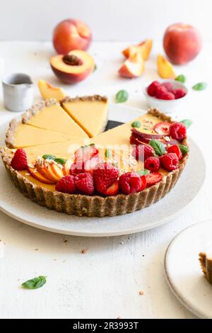 Crostata di pesca vegana a base priva di glutine Foto Stock