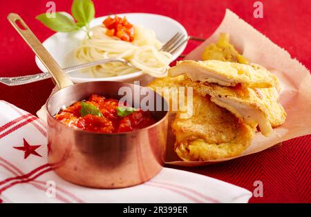 Funghi di ostrica al forno con spaghetti e salsa di pomodoro Foto Stock
