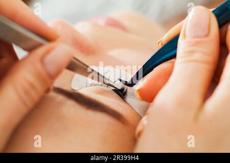 Cura di ciglia procedure. La laminazione e l'estensione delle ciglia Foto Stock