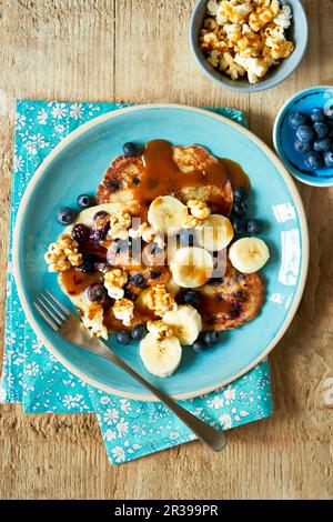 Banana e mirtillo Pancakes con salsa di caramell Foto Stock