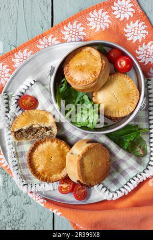 Piccole torte di maiale con albicocche secche Foto Stock