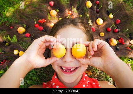 Bambina gioca con frutti, mangiare sano Foto Stock
