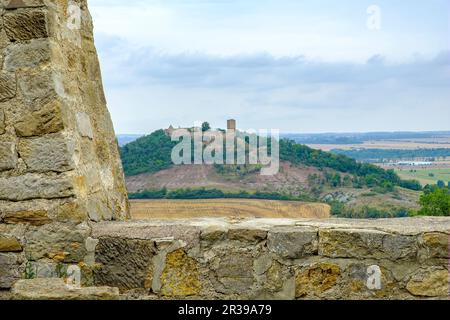 Vista dal castello di Mühlburg al castello di Gleichen, al comune di Drei Gleichen, Turingia, Germania. Foto Stock