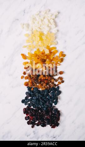 Set di frutta fritto sparsi sul tavolo Foto Stock