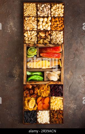 Composizione con frutta secca e noci assortiti. Foto Stock