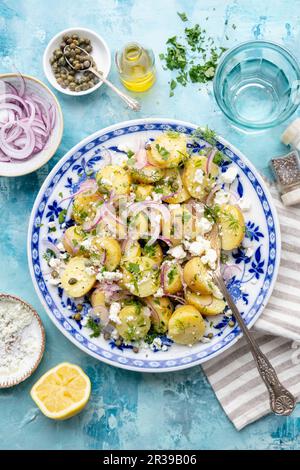 Insalata di patate greche con cipolle rosse e feta Foto Stock