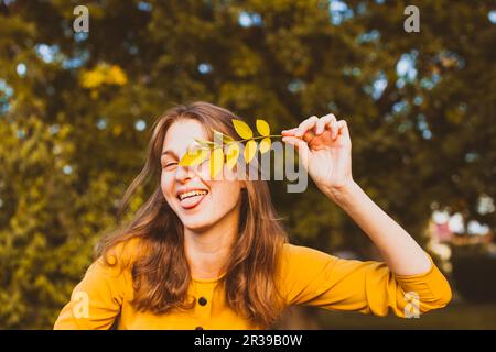 Incredibile funny girl mostra la sua linguetta oudoors Foto Stock