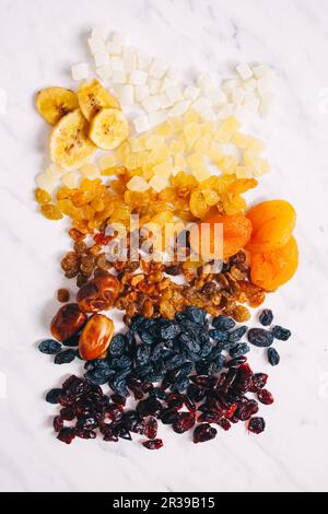 Set di frutta fritto sparsi sul tavolo Foto Stock