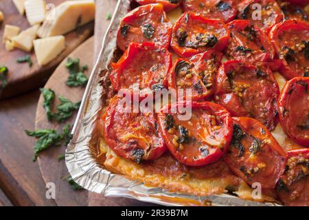 Lasagne vegetariane con pomodori arrosto in una teglia da forno Foto Stock