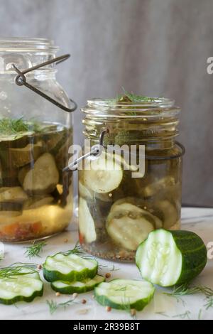 Cetrioli in decapaggio a fette marinatura in vaschette di vetro d'epoca Foto Stock