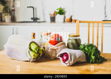 Rifiuti Zero il concetto di shopping - negozi di generi alimentari in sacchi di materia tessile e vasetti di vetro Foto Stock