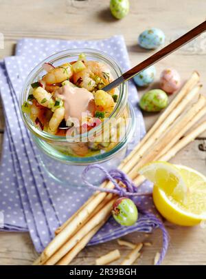 Cocktail di gamberi con cetrioli, ravanelli, limone e cognac in vasetto di mason per Pasqua Foto Stock