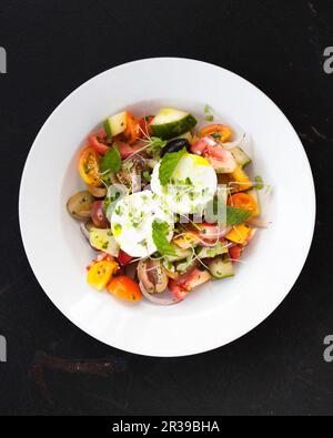 Insalata greca di pomodoro con cetriolo, feta, cipolle rosse e. Foto Stock