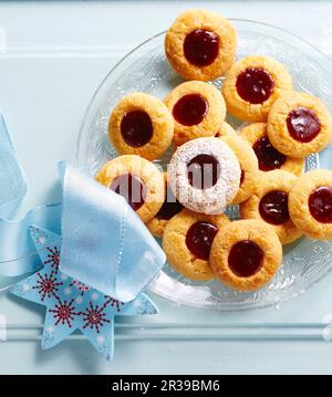 Biscotti classici con gocce di marmellata, ripieni di marmellata di ribes rosso Foto Stock