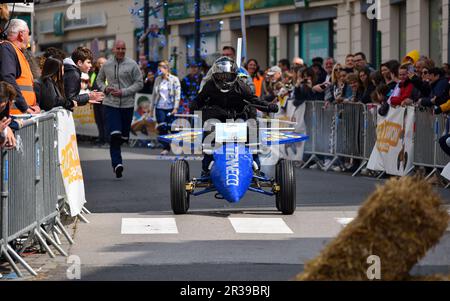 Seconda edizione di una corsa soapbox nel cuore del centro della città di Crépy-en-Valois. Scatola di sapone fatta in casa che precipita lungo il pendio della strada principale. Foto Stock